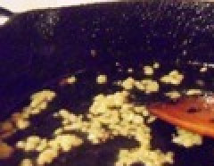 1. Этап. Говядина с цветной капустой: Жарить имбирь на сильном огне.