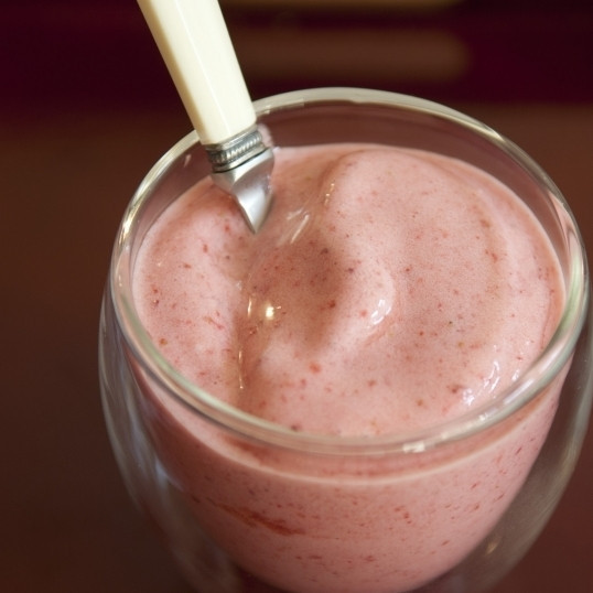 1. Этап. Клубничный щербет: Собственно, щербет готов. Можно подавать сразу же, а можно отправить в морозилку для хранения. Приятного аппетита!