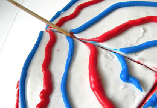 1. Этап. Торт Капитан Америка: 6. Берем зубочистку и ведем от середины к краям. Получается такая паутинка. Вот и все, отправляем наш торт в холодильник часов на 7-8.