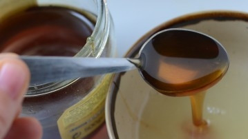 1. Этап. Салат с арбузом и брынзой: Добавить ложку меда.