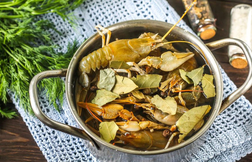 1. Этап. Вареные раки с укропом: Добавьте лавровые листья - без них аромат бульона будет не таким пряным и ярким. Допустимо всыпать и зерновую горчицу.