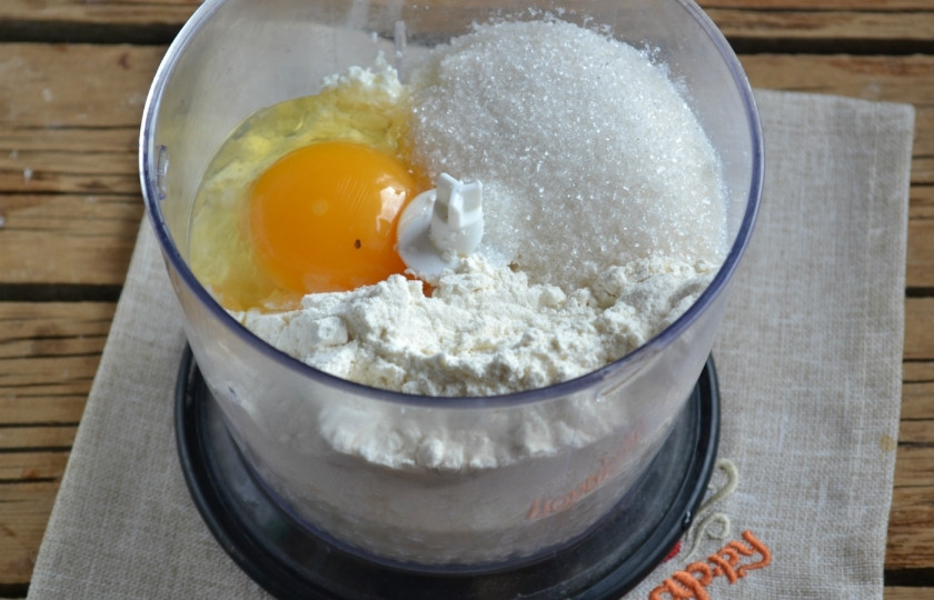 1. Этап. Творожный пирог с вишней: В чашу блендера сложите творог, яйцо, сахар, манку и муку, измельчите до однородной массы.