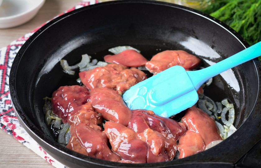 1. Этап. Куриная печень по-румынски: Выложите печень в сковороду с луком.