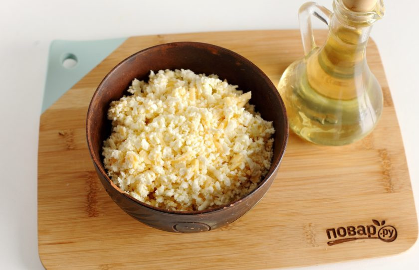 1. Этап. Хачапури на сметане: Сыр натрите на терке, добавьте желток, 2 ч.л. мягкого сливочного масла и все перемешайте. Если сыр не сильно соленый, то можно добавить немного соли.