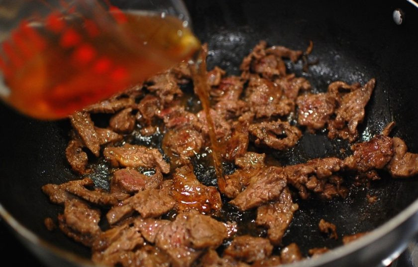 1. Этап. Вкусный бефстроганов: 4. Влейте к мясу алкоголь и доведите до кипения.