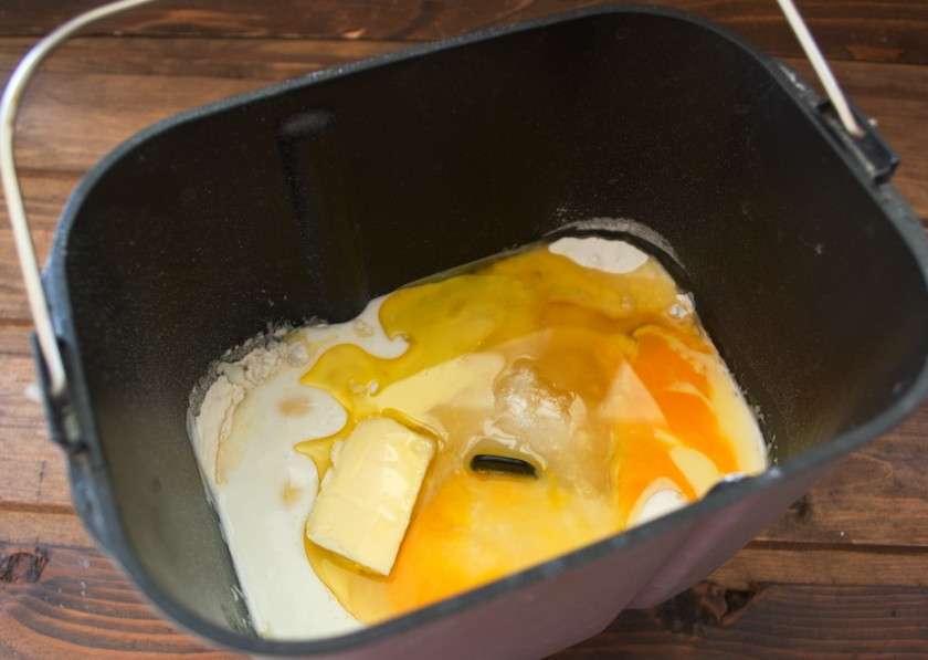 1. Этап. Сладкие дрожжевые булочки: Добавьте сливочное масло 30 гр.