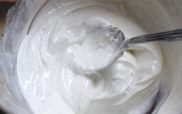 1. Этап. Салат Нежность из огурцов: Сделайте заправку: смешайте сметану с уксусом, сахаром, укропом и солью.