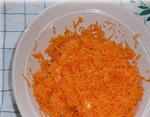 1. Этап. Творог с морковью: 5. Тщательно перемешать и попробовать на вкус. Творог лучше сделать немного несладким, а вот в морковь добавить чуть больше сахара.