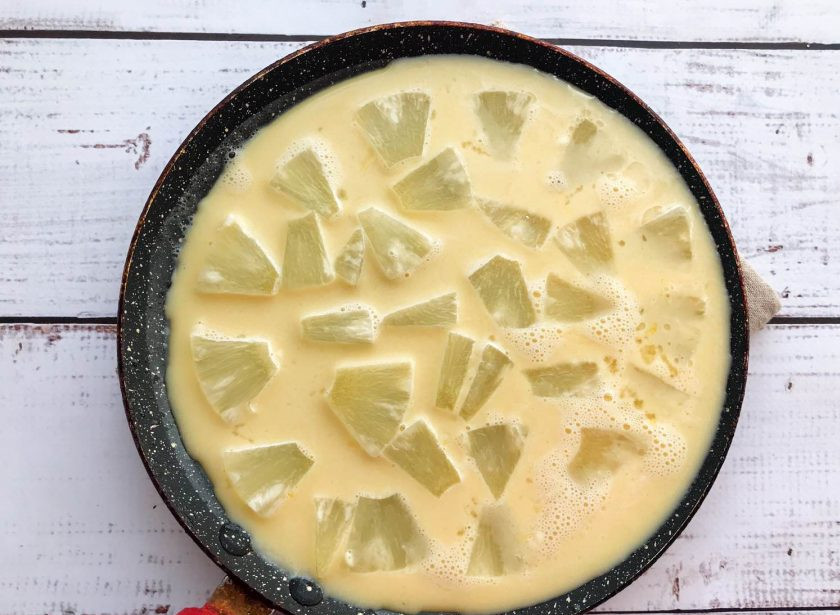 1. Этап. Омлет с ананасами: Посыпьте ананасами и готовьте омлет на маленьком огне 10-15 минут.