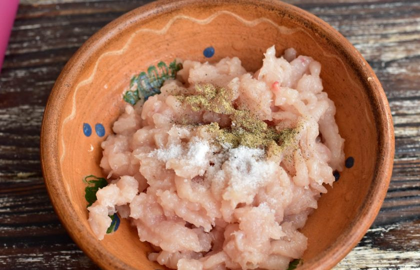 1. Этап. Чебуреки с курицей и сыром: Куриную грудку перекрутите на мясорубке. Добавьте в фарш соль и перец черный молотый. Хорошо его перемешайте.