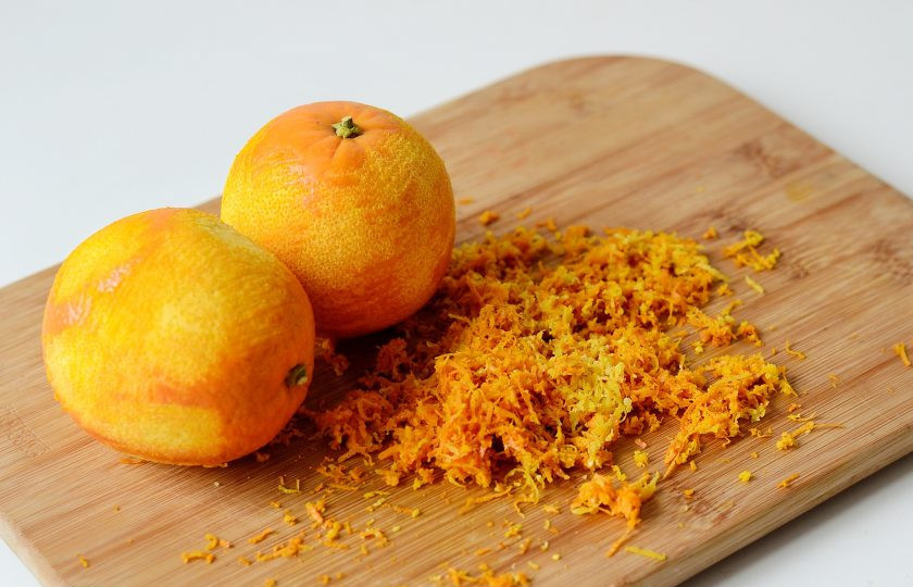 1. Этап. Апельсиновый джем с имбирем: Снимите цедру с апельсинов и лимонов с помощью мелкой терки.