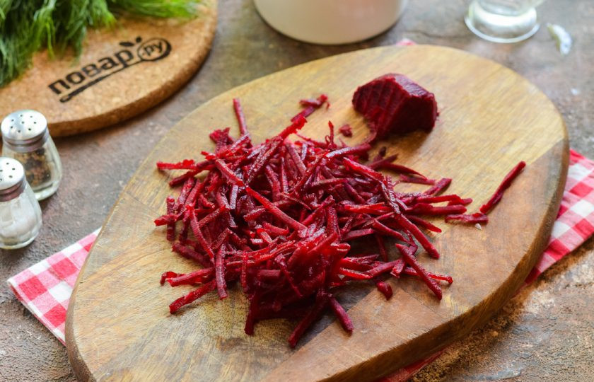 1. Этап. Капуста со свеклой и хреном на зиму: Свеклу очистите и вымойте, после натрите на терке для корейской моркови.