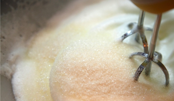 1. Этап. Бисквитный торт с орехами: Охлаждённые белки взбейте в отдельной посуде в густую пену. Чтобы они взбились хорошо, возьмите большую и сухую посуду. Когда белковая пена станет плотной, добавьте к ней оставшийся сахар и снова взбейте.