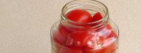 1. Этап. Помидоры в желе: Плотно заполнить банки помидорами, укладывая их разрезом вниз в виде «чешуи». Для этой заготовки предпочтительнее использовать банки ёмкостью 1 л.