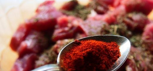 1. Этап. Филе индейки, тушенное с черносливом: Добавьте в мясо соевый соус, паприку, прованские травы, соль.