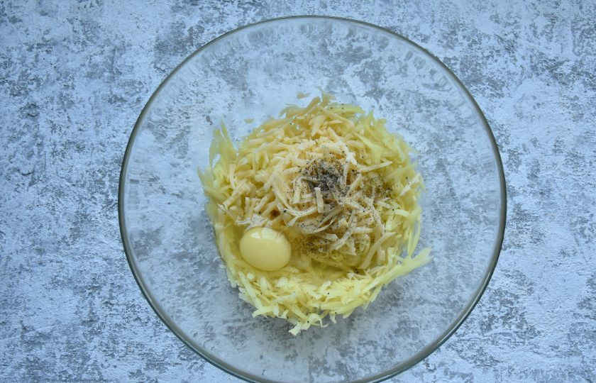 1. Этап. Картофельные корзиночки с селедочным кремом: Картофельную массу отожмите от лишней влаги. Добавьте яйцо, соль, молотый черный перец. По вкусу можно добавить любые специи и зелень.