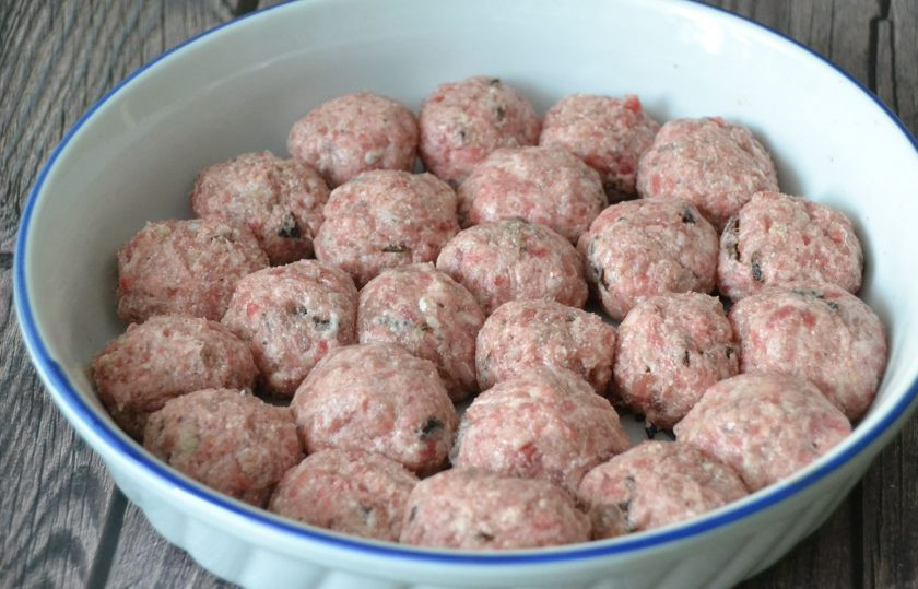 1. Этап. Польпетте: Влажными руками сформуйте фрикадельки, выложите в форму.