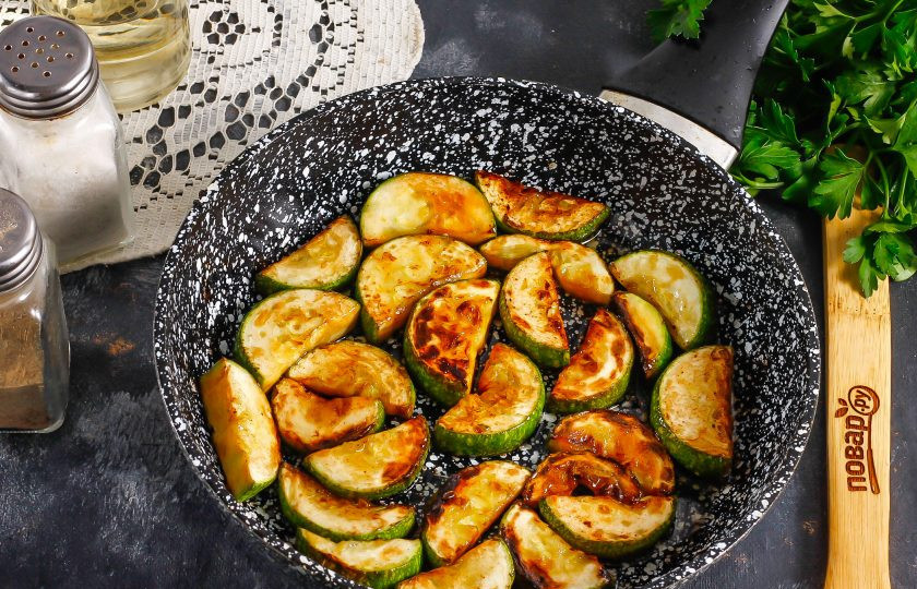 1. Этап. Теплый салат из кабачков и помидоров: Обжарьте нарезку в растительном масле на сковороде до румяности примерно 5-8 минут.