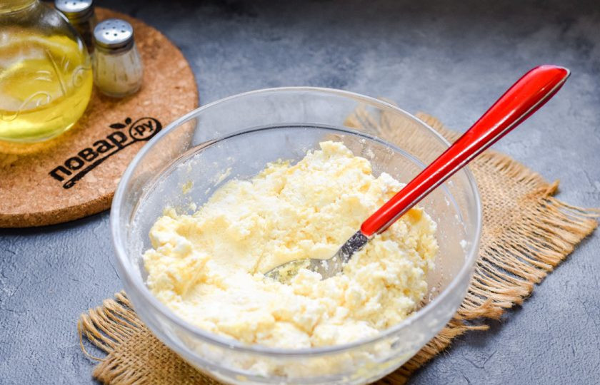 1. Этап. Сырники с маскарпоне: Тщательно перемешайте все ингредиенты, растирая творог и сыр с мукой до однородности.