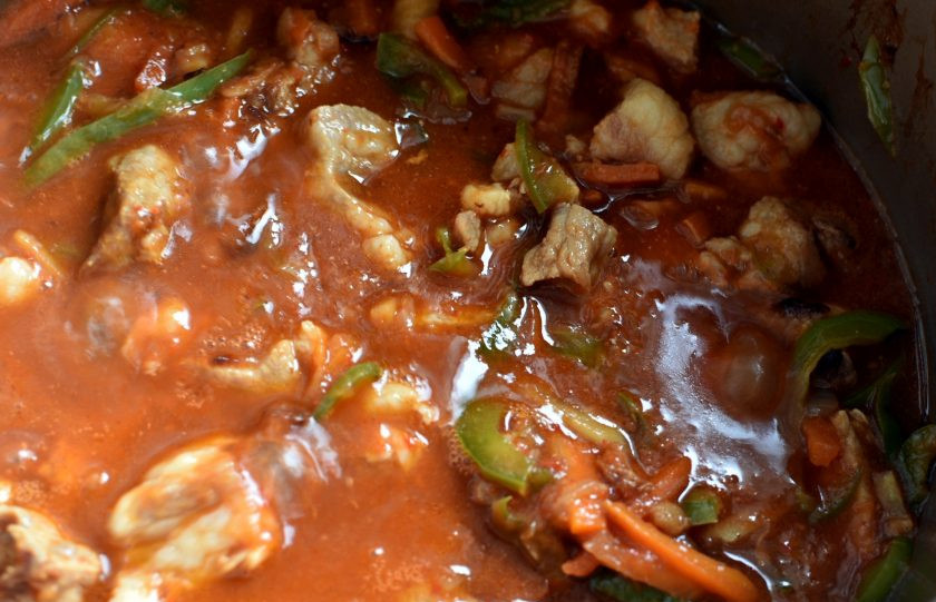 1. Этап. Рагу из свинины на манер перкельта: Посыпьте мясо паприкой, прогрейте до окрашивания жира в красный цвет. Влейте вино и тушите без крышки 10 минут. Влейте измельченные блендером вместе с жидкостью томаты в собственном соку. Посолите, поперчите и добавьте щепотку сахара. Готовьте 20 минут в режиме тушения. Затем посыпьте рагу тмином и чабрецом, хорошо перемешайте и переведите в режим поддержания тепла на полчаса. Это придаст соусу приятную густоту и бархатистость.