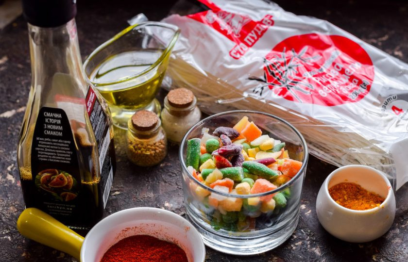 1. Этап. Рисовая лапша с овощами по-китайски: Подготовьте все необходимые ингредиенты.