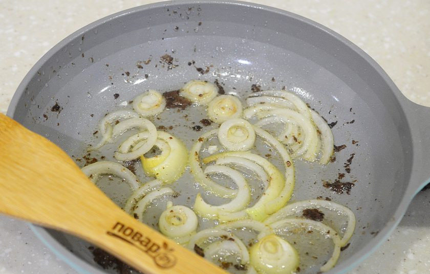 1. Этап. Печень отбивная с луком: 5. Уберите печень из сковороды, добавьте лук и обжарьте минут 5.