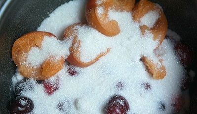 1. Этап. Варенье из черешни на зиму: 2. Удаляем косточки из черешен и абрикос. Засыпаем сахаром и оставим на какое-то время, чтобы пропитались и пустили сок.