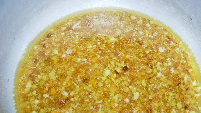 1. Этап. Кабачки по-татарски: Выкладываем все обработанные овощи в одну емкость, добавляем соль, уксус, сахар, растительное масло и томатную пасту. Доводим все до кипения.