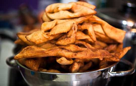 1. Этап. Рецепт Хвороста (классический без молока): 11. Чуть остудите его и присыпьте сахарной пудрой перед подачей. Приятного аппетита!