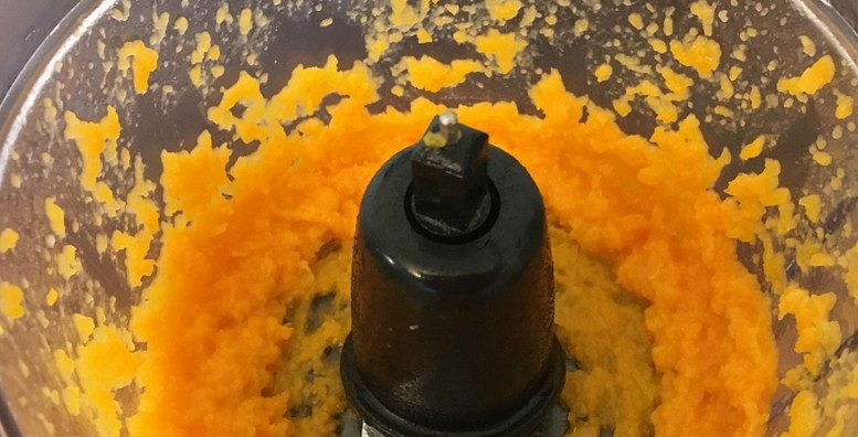 1. Этап. Кукурузный хлеб в духовке: 1. Для начала отварим и остудим немного тыкву и сделаем из нее мягенькое пюре при помощи блендера.