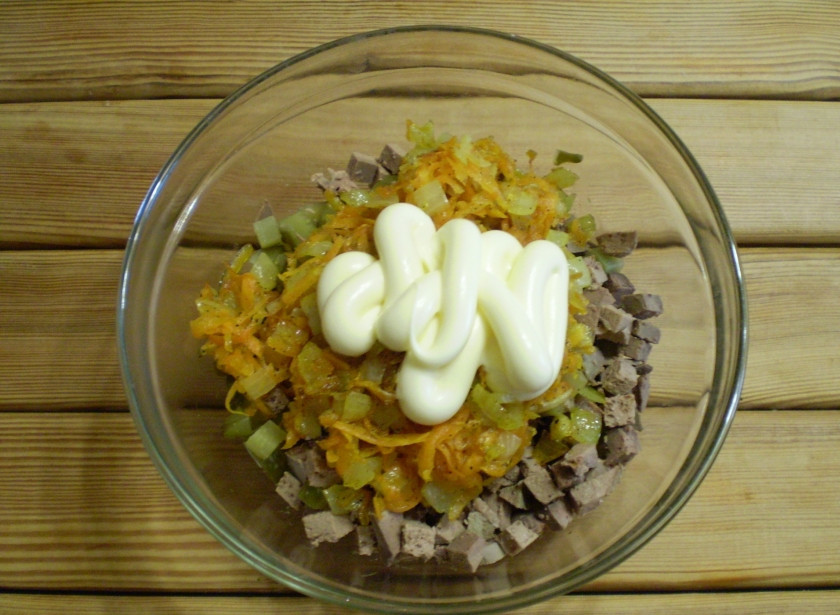 1. Этап. Салат Новогодняя обезьянка: Соберите салат: печень, огурцы, лук, морковь, майонез и специи.