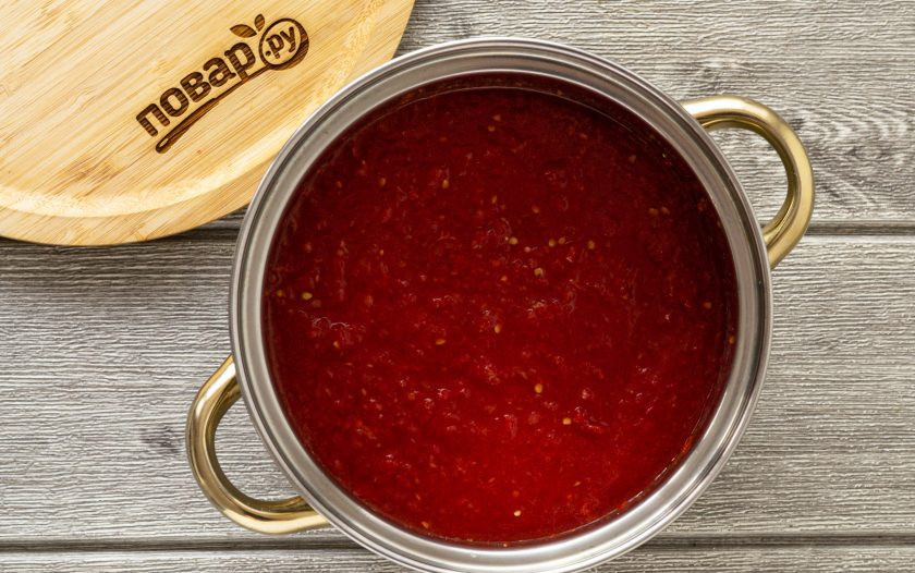 1. Этап. Соус для пиццы на зиму: Прокрутите все подготовленные овощи через мясорубку или пробейте блендером. Перелейте получившуюся смесь в широкую кастрюлю. Доведите до кипения и проварите на среднем огне примерно 30-40 минут. Нужно, чтобы жидкость выварилась, поэтому не накрывайте кастрюлю крышкой.