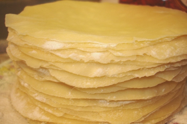 1. Этап. Вареники с капустой и грибами: Раскатываем шарики в круглые пласты .