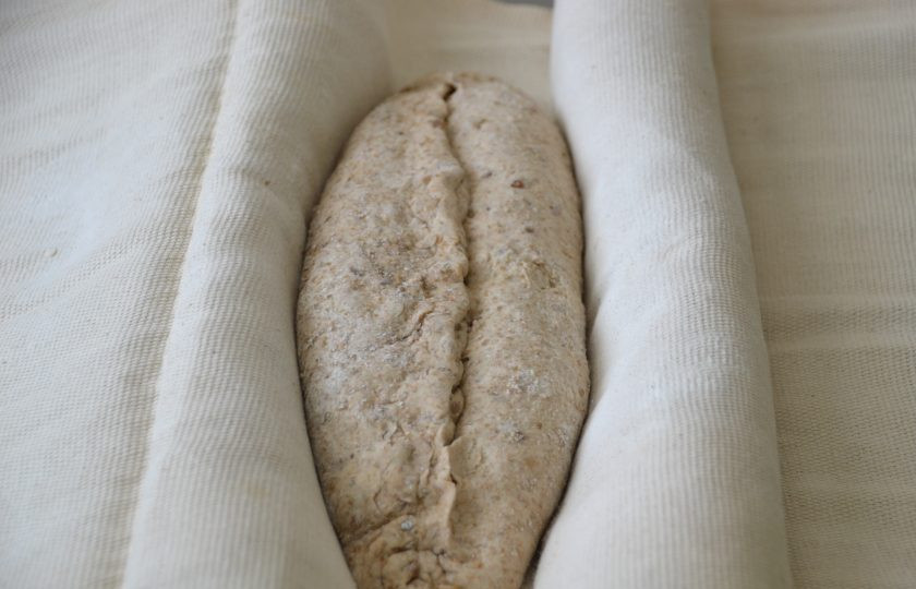 1. Этап. Мультизерновой хлеб: Уложите на расстойку швом вверх, с боков подложите валики из салфеток, чтобы они удерживали тесто, как в формочке. Дайте расстойку 1 час .