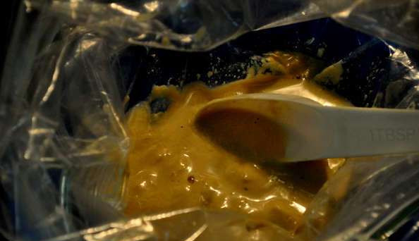 1. Этап. Говядина в горчичном соусе: В миске смешиваем горчицу, измельченный чеснок, лимонный сок, соль и перец, перекладываем эту смесь в целлофановый пакет. Нарезаем кусок говядины на 4-5 частей, обваливаем их в горчичном соусе и оставляем мариноваться в пакете на 8-10 часов в холодильнике.