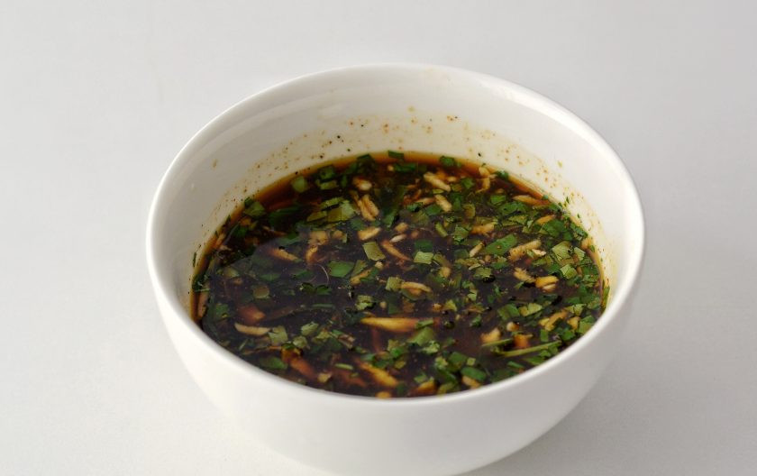 1. Этап. Маринованный арахис: Из лимонов выжмите сок. Смешайте имбирь, сок лимона, все специи, мелко порубленную зелень и чеснок. Перемешайте.