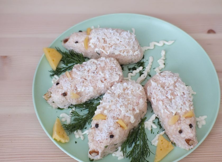 1. Этап. Закуска пикантная на Новый год Крысы: Подобным образом поступите с оставшимися частями и уложите на блюдо. Закончите оформление. Из твердого сыра вырежьте 