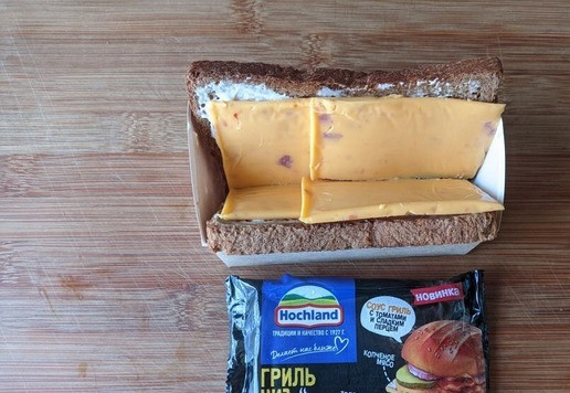 1. Этап. Корейский сэндвич с яичницей-болтуньей: Сверху кладём два ломтика плавленного сыра, у меня - Hochland 