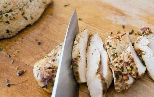 Мексиканская еда 1. Этап. Мексиканская еда: Курицу порежьте тонкими длинными полосками.