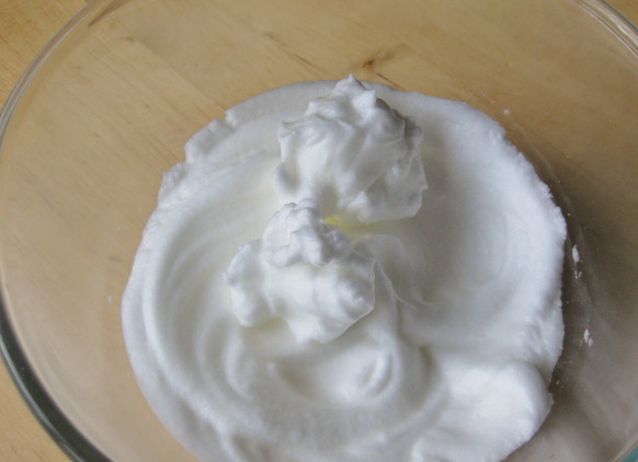 1. Этап. Ягодный мусс с белком: 6. Белок нужно взбить в крепкую пену. Если есть опасения, можно использовать белки не куриных, а перепелиных яиц.