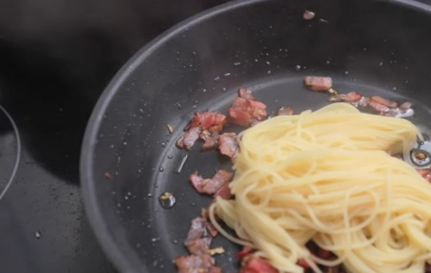 1. Этап. Паста Карбонара: 3. Пасту опустите в кипящую подсоленную воду и варите до состояния аль денте так, как написано на упаковке. Затем с помощью щипцов переложите готовую пасту в сковороду с разогретым беконом и хорошо перемешайте.