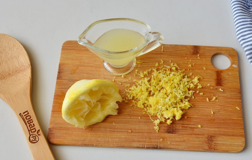 1. Этап. Варенье из яблок и лимона: С лимона снимите цедру, отожмите сок, процедите его. Для 1 килограмма яблок нужен один маленький лимон или половинка большого.