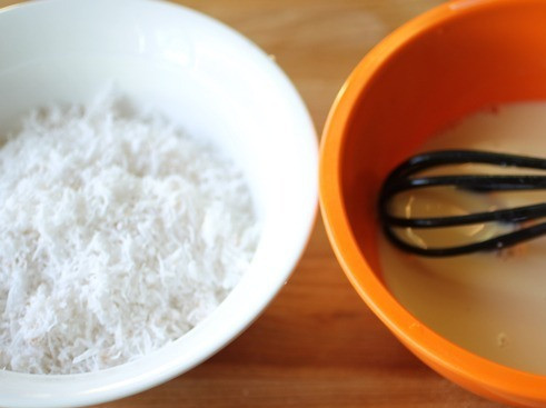 1. Этап. Кокосовый пудинг с карамельным соусом: Растворите желатин в горячих сливках (20%)и смешайте с кокосом. Немного охладите.