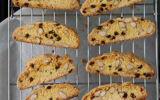 1. Этап. Бискотти с миндалем и смородиной: 6. Выложите снова на противень или на решетку и подсушите еще минут 15-20.