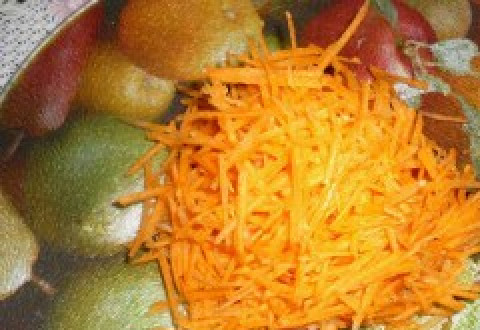 1. Этап. Салат Козел в огороде: 3. Следующей идет морковь. Ее необходимо вымыть, очистить и также натереть на средней терке. При желании можно нарезать тонкими брусочками.