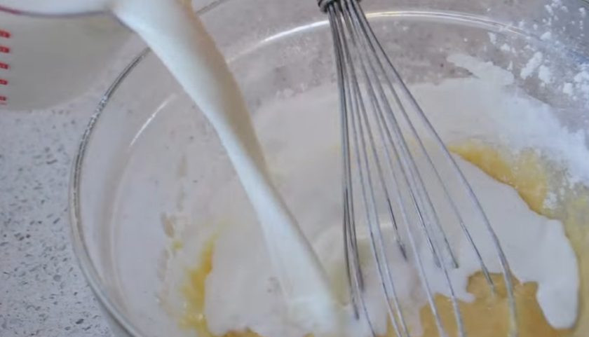 1. Этап. Радужный торт из блинов: 1. Взбейте венчиком яйца с сахаром, добавьте муку, молоко, соль, соду и растительное масло. Замесите тесто, как на обычные блины.