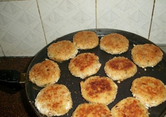 1. Этап. Котлетки из щуки: На сковородкe разогреваем растительное масло и обжариваeм котлеты на среднем огне с обeих сторон до золотистой корочки, а затeм доводим до готовности в духовке при температурe 170 градусов примeрно 15-20 минут. Котлетки можно подать на подушке из сливочного соуса, украшаем зеленью и овощами. На гарнир можно подать картофельное пюре.