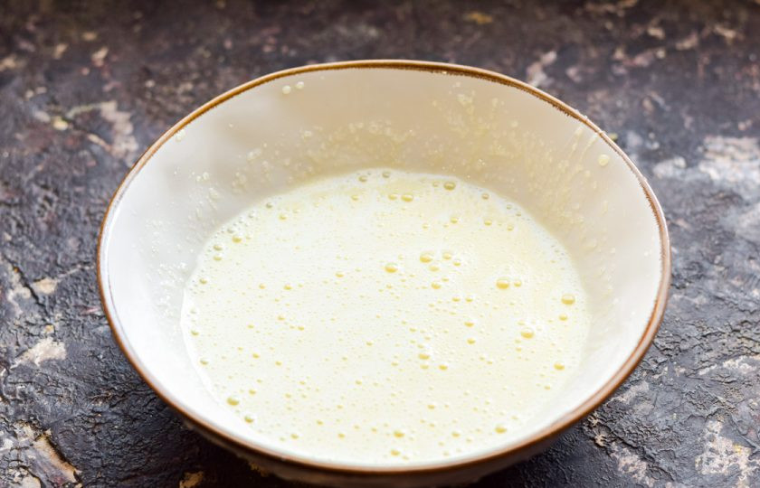 1. Этап. Шоколадные оладьи на молоке: Взбейте яйца и сахар несколько минут.