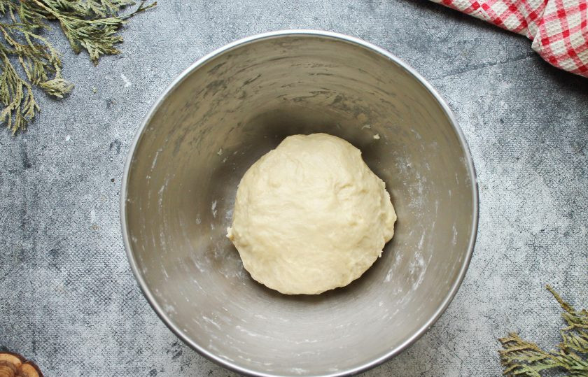 1. Этап. Лещ запеченный в тесте: В муку добавьте щепотку разрыхлителя и частями просейте в жидкость. Замесите мягкое, не липкое тесто. Сформируйте из теста шар, выложите в миску, накройте и поставьте в теплое место на 40-60 минут для подъема.