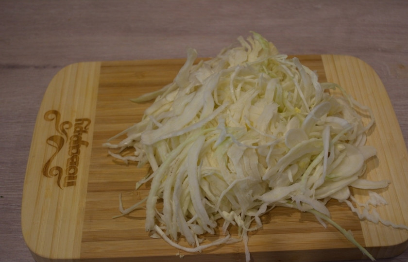 1. Этап. Пирожки с капустой духовые: Капусту нашинкуйте тонкими полосочками.